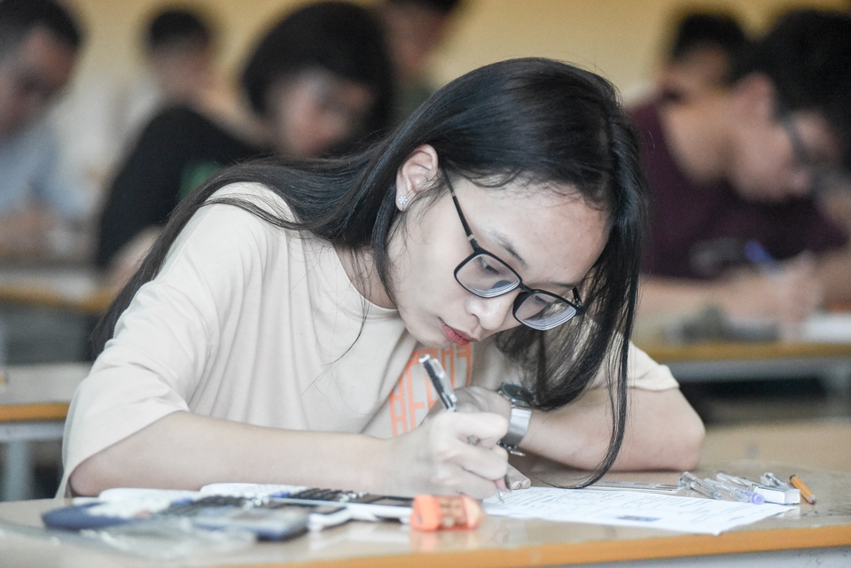 Có thí sinh mang 4 máy tính vào phòng thi tổ hợp Khoa học tự nhiên - 4 Có thí sinh mang 4 máy tính vào phòng thi tổ hợp Khoa học tự nhiên - 4
