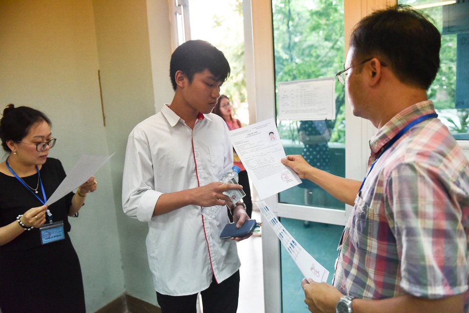 Có thí sinh mang 4 máy tính vào phòng thi tổ hợp Khoa học tự nhiên - 2 Có thí sinh mang 4 máy tính vào phòng thi tổ hợp Khoa học tự nhiên - 2