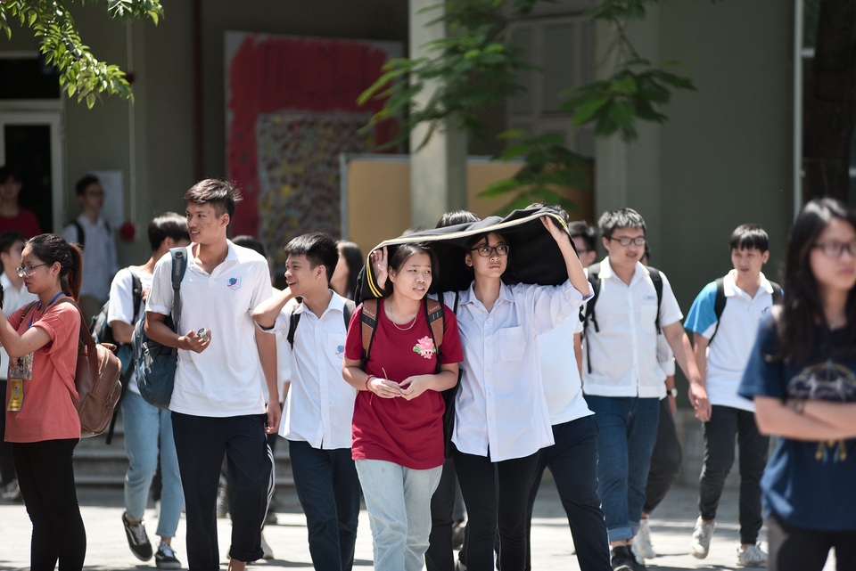 Thí sinh thở phào nhẹ nhõm kết thúc bài thi tổ hợp Khoa học tự nhiên - 1 Thí sinh thở phào nhẹ nhõm kết thúc bài thi tổ hợp Khoa học tự nhiên - 1