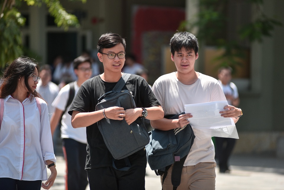 Thí sinh thở phào nhẹ nhõm kết thúc bài thi tổ hợp Khoa học tự nhiên - 8 Thí sinh thở phào nhẹ nhõm kết thúc bài thi tổ hợp Khoa học tự nhiên - 8