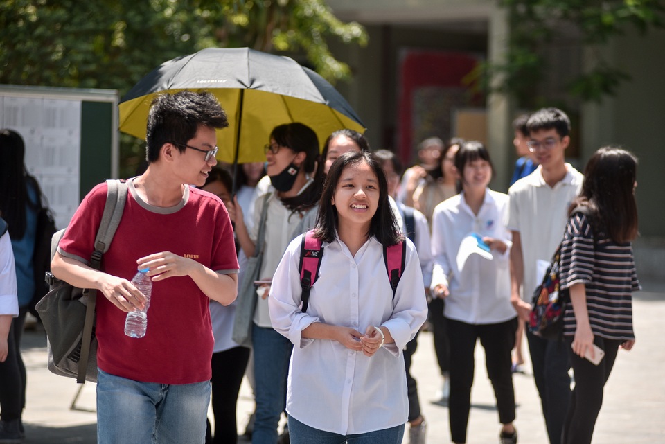 Thí sinh thở phào nhẹ nhõm kết thúc bài thi tổ hợp Khoa học tự nhiên - 2 Thí sinh thở phào nhẹ nhõm kết thúc bài thi tổ hợp Khoa học tự nhiên - 2