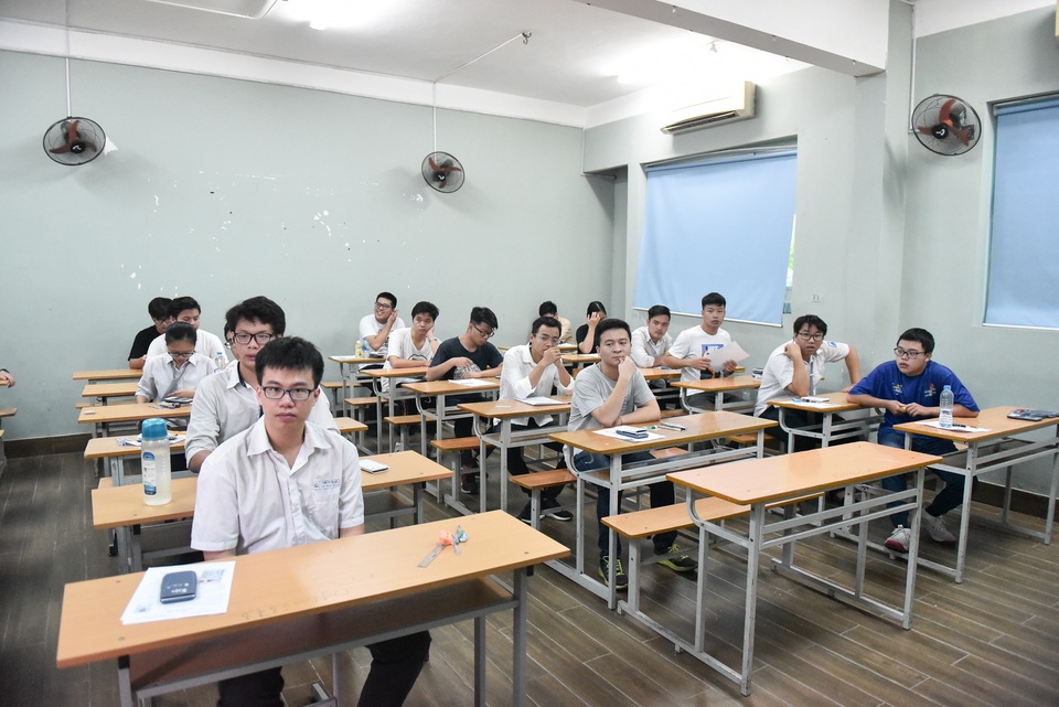 Có thí sinh mang 4 máy tính vào phòng thi tổ hợp Khoa học tự nhiên - 1 Có thí sinh mang 4 máy tính vào phòng thi tổ hợp Khoa học tự nhiên - 1