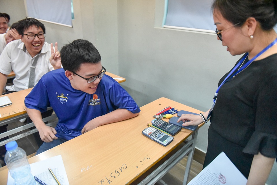 Có thí sinh mang 4 máy tính vào phòng thi tổ hợp Khoa học tự nhiên - 5 Có thí sinh mang 4 máy tính vào phòng thi tổ hợp Khoa học tự nhiên - 5