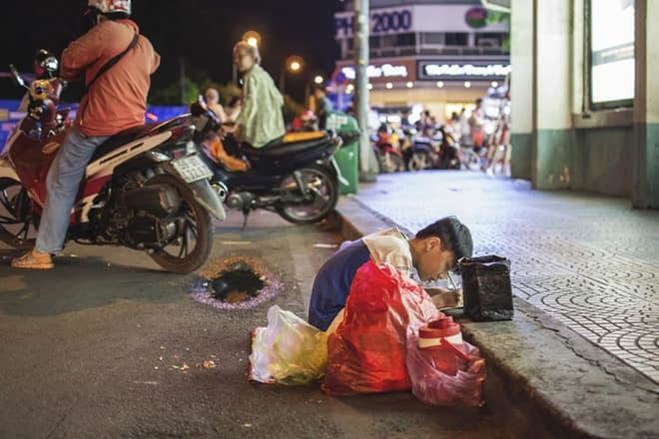 Bức ảnh “mẹ cầm tay dạy con tập viết ngay trên vỉa hè” khiến dân mạng cảm động - 1 Bức ảnh “mẹ cầm tay dạy con tập viết ngay trên vỉa hè” khiến dân mạng cảm động - 1