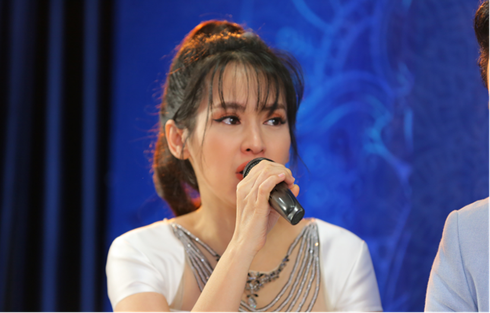 Diễn viên Tú Vi bật khóc khi nghe câu chuyện của các thí sinh khiếm khuyết - 4