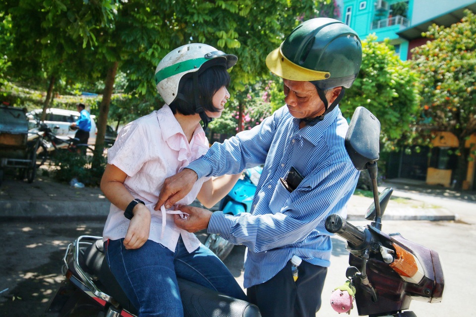 Thí sinh mắc bệnh bại não và câu chuyện ứa nước mắt về người cha gà trống nuôi con 24 năm - 1 Thí sinh mắc bệnh bại não và câu chuyện ứa nước mắt về người cha gà trống nuôi con 24 năm - 1