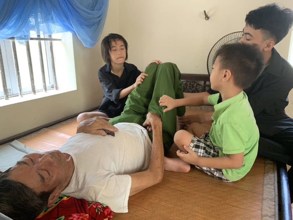 Bố chết thảm, mẹ tâm thần, ba đứa trẻ sống lay lắt không nơi nương tựa - 9 Bố chết thảm, mẹ tâm thần, ba đứa trẻ sống lay lắt không nơi nương tựa - 9