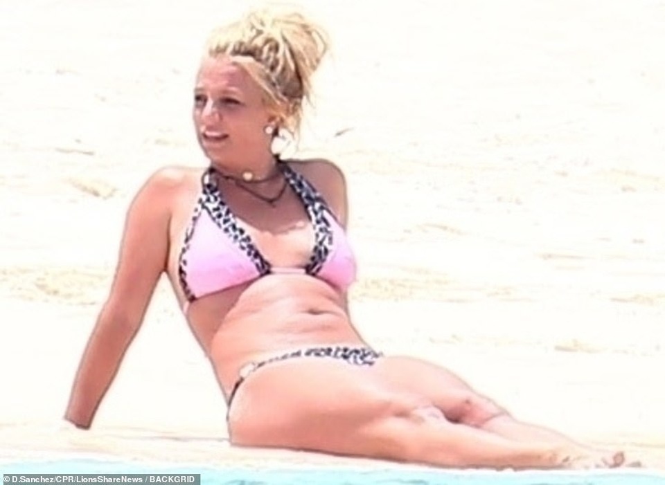 Britney Spears khoe dáng chắc khỏe trên biển - 5 Britney Spears khoe dáng chắc khỏe trên biển - 5