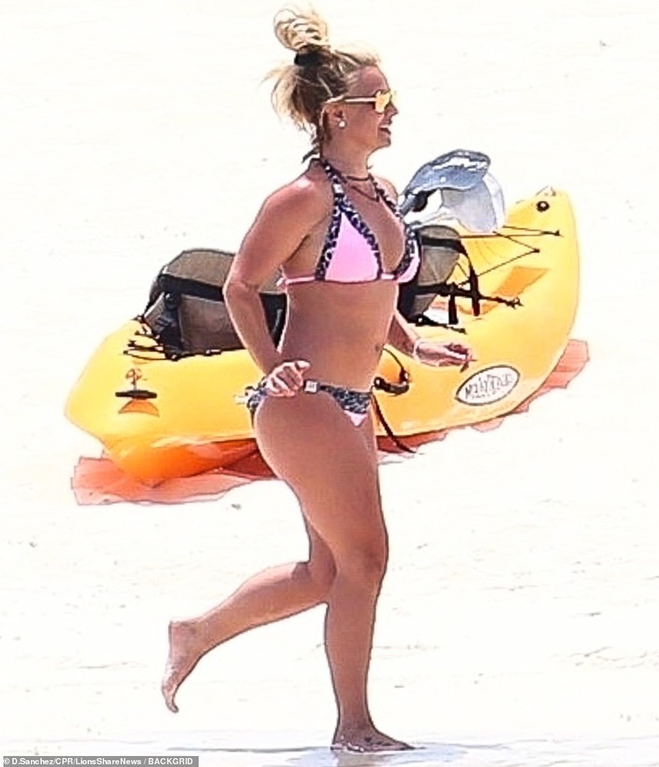 Britney Spears khoe dáng chắc khỏe trên biển - 1 Britney Spears khoe dáng chắc khỏe trên biển - 1