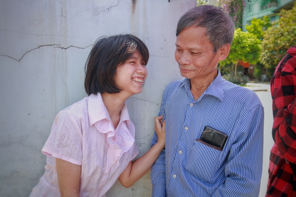 Thí sinh mắc bệnh bại não và câu chuyện ứa nước mắt về người cha gà trống nuôi con 24 năm - 3 Thí sinh mắc bệnh bại não và câu chuyện ứa nước mắt về người cha gà trống nuôi con 24 năm - 3