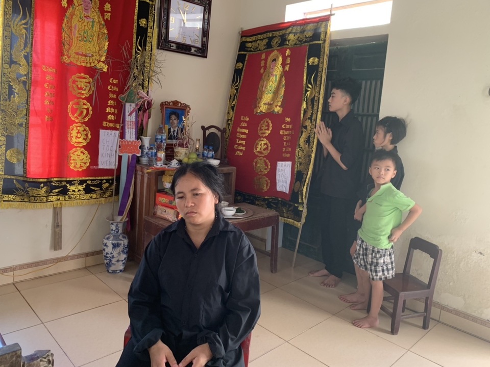 Bố chết thảm, mẹ tâm thần, ba đứa trẻ sống lay lắt không nơi nương tựa - 4 Bố chết thảm, mẹ tâm thần, ba đứa trẻ sống lay lắt không nơi nương tựa - 4