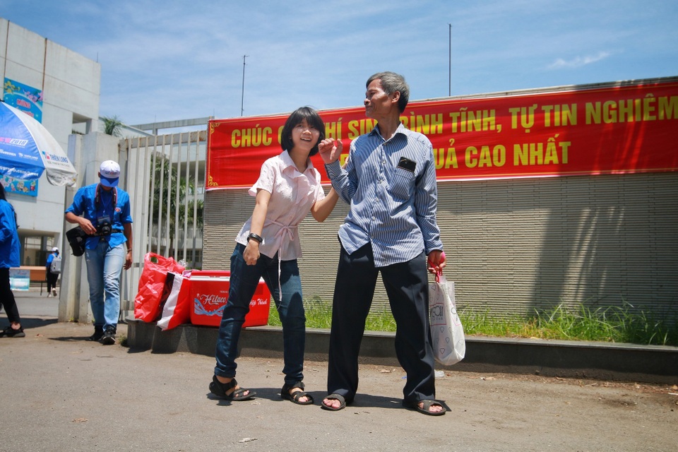 Thí sinh mắc bệnh bại não và câu chuyện ứa nước mắt về người cha gà trống nuôi con 24 năm - 4 Thí sinh mắc bệnh bại não và câu chuyện ứa nước mắt về người cha gà trống nuôi con 24 năm - 4