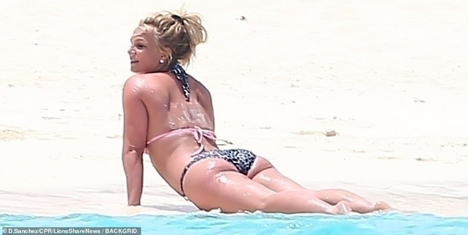 Britney Spears khoe dáng chắc khỏe trên biển - 3 Britney Spears khoe dáng chắc khỏe trên biển - 3