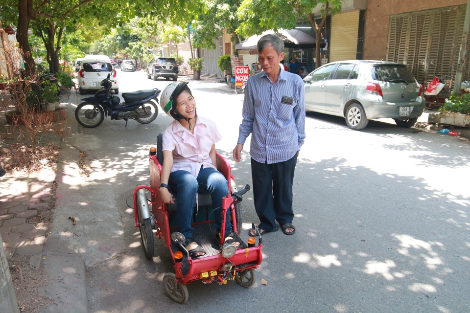 Thí sinh mắc bệnh bại não và câu chuyện ứa nước mắt về người cha gà trống nuôi con 24 năm - 6 Thí sinh mắc bệnh bại não và câu chuyện ứa nước mắt về người cha gà trống nuôi con 24 năm - 6