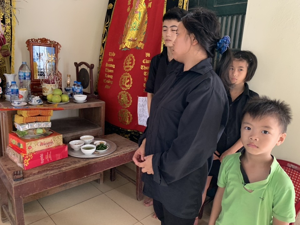 Bố chết thảm, mẹ tâm thần, ba đứa trẻ sống lay lắt không nơi nương tựa - 13 Bố chết thảm, mẹ tâm thần, ba đứa trẻ sống lay lắt không nơi nương tựa - 13