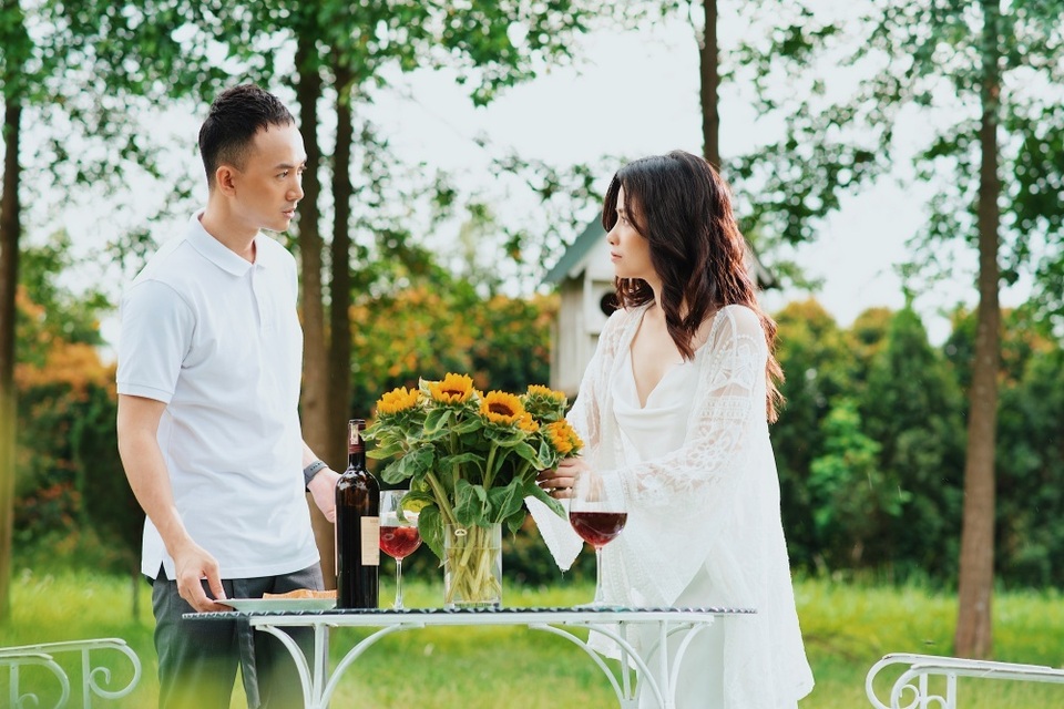 Bình An nhận cái kết đắng sau khi phản bội Dương Hoàng Yến trong MV mới - 3 Bình An nhận cái kết đắng sau khi phản bội Dương Hoàng Yến trong MV mới - 3