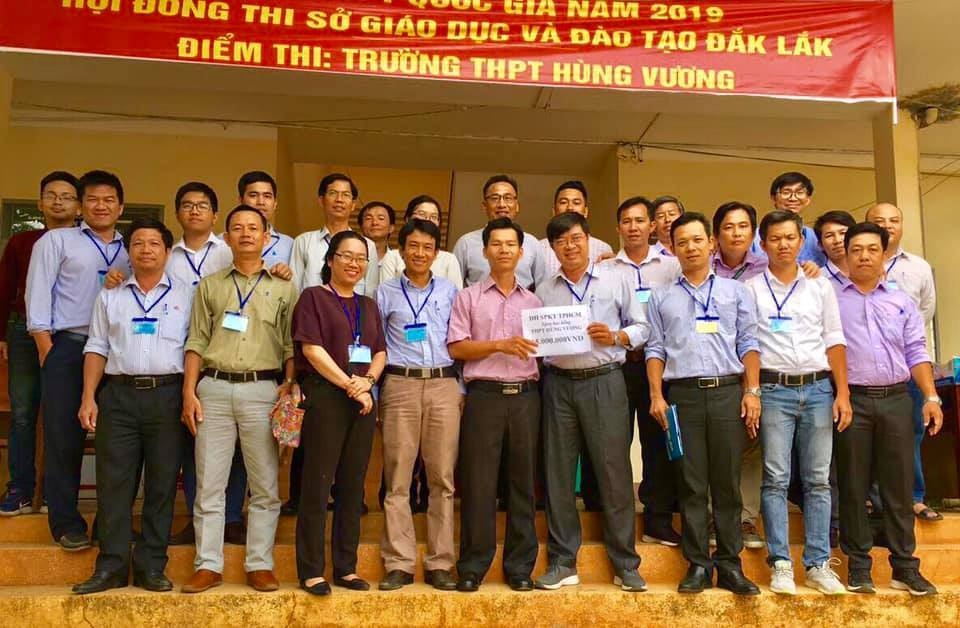 Cán bộ coi thi gom tiền tặng luôn học bổng cho học sinh nghèo - 1