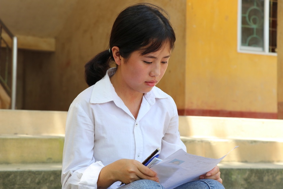 Cô bé người H’Mông trèo đèo, lội suối 20km thi THPT quốc gia - 4 Cô bé người H’Mông trèo đèo, lội suối 20km thi THPT quốc gia - 4