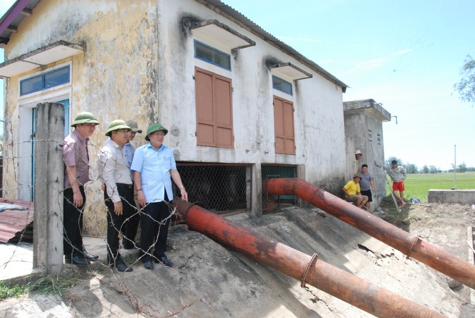 Miền Trung hạn hán kéo dài, đập cạn, người khát, ruộng khô - 1 Miền Trung hạn hán kéo dài, đập cạn, người khát, ruộng khô - 1