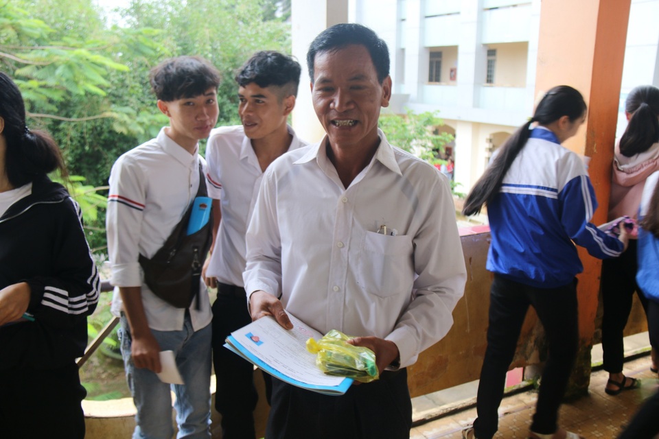 Vượt cả trăm km đi thi, thí sinh MNông 50 tuổi muốn làm gương cho cả buôn làng - 1 Vượt cả trăm km đi thi, thí sinh MNông 50 tuổi muốn làm gương cho cả buôn làng - 1