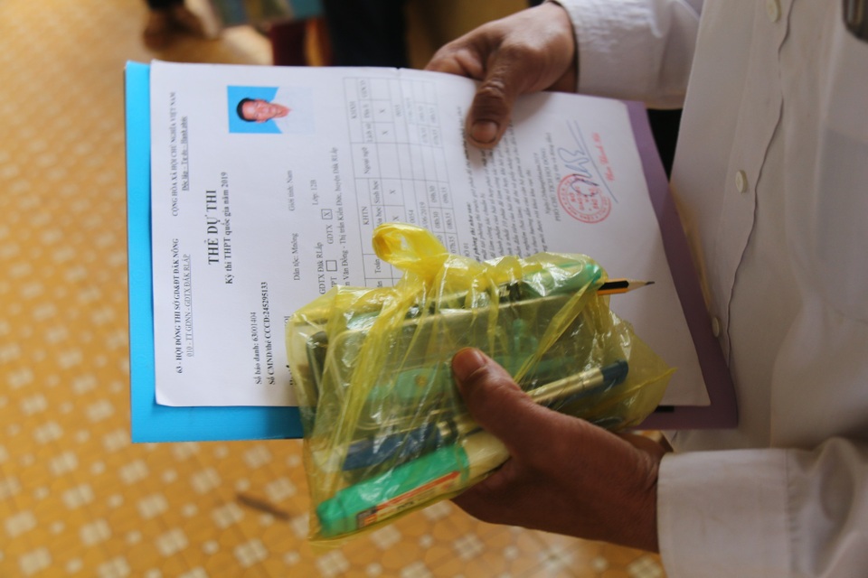 Vượt cả trăm km đi thi, thí sinh MNông 50 tuổi muốn làm gương cho cả buôn làng - 2 Vượt cả trăm km đi thi, thí sinh MNông 50 tuổi muốn làm gương cho cả buôn làng - 2