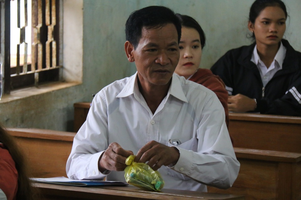 Vượt cả trăm km đi thi, thí sinh MNông 50 tuổi muốn làm gương cho cả buôn làng - 4 Vượt cả trăm km đi thi, thí sinh MNông 50 tuổi muốn làm gương cho cả buôn làng - 4