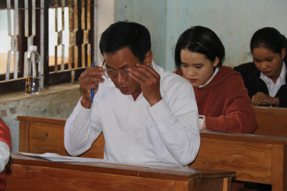 Vượt cả trăm km đi thi, thí sinh MNông 50 tuổi muốn làm gương cho cả buôn làng - 3 Vượt cả trăm km đi thi, thí sinh MNông 50 tuổi muốn làm gương cho cả buôn làng - 3