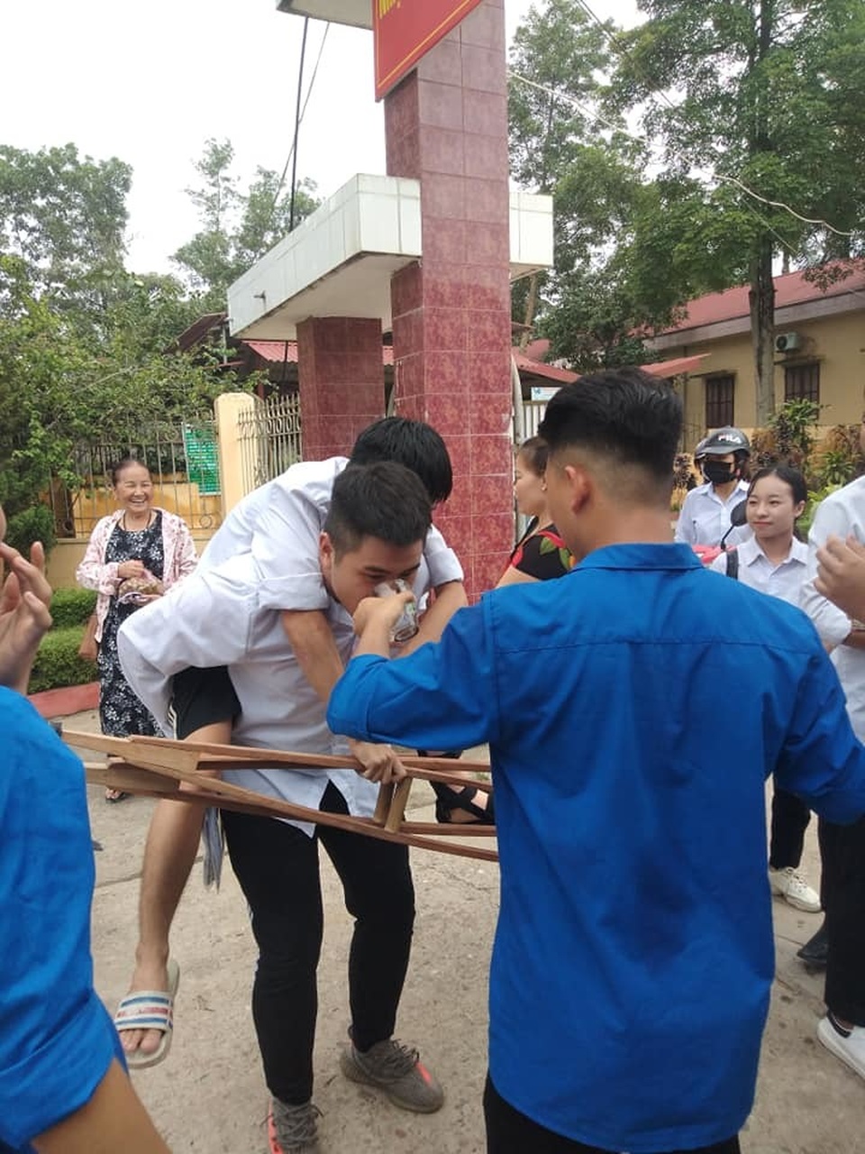 Dân mạng chia sẻ những hình ảnh, khoảnh khắc đẹp trong kỳ thi THPT - 17 Dân mạng chia sẻ những hình ảnh, khoảnh khắc đẹp trong kỳ thi THPT - 17