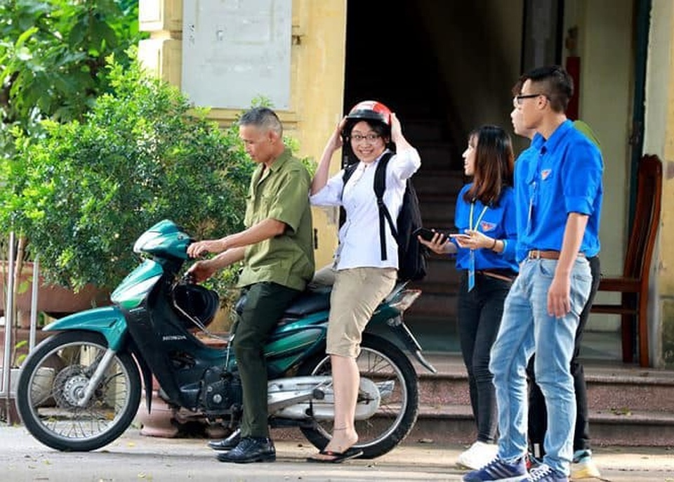 Dân mạng chia sẻ những hình ảnh, khoảnh khắc đẹp trong kỳ thi THPT - 3 Dân mạng chia sẻ những hình ảnh, khoảnh khắc đẹp trong kỳ thi THPT - 3