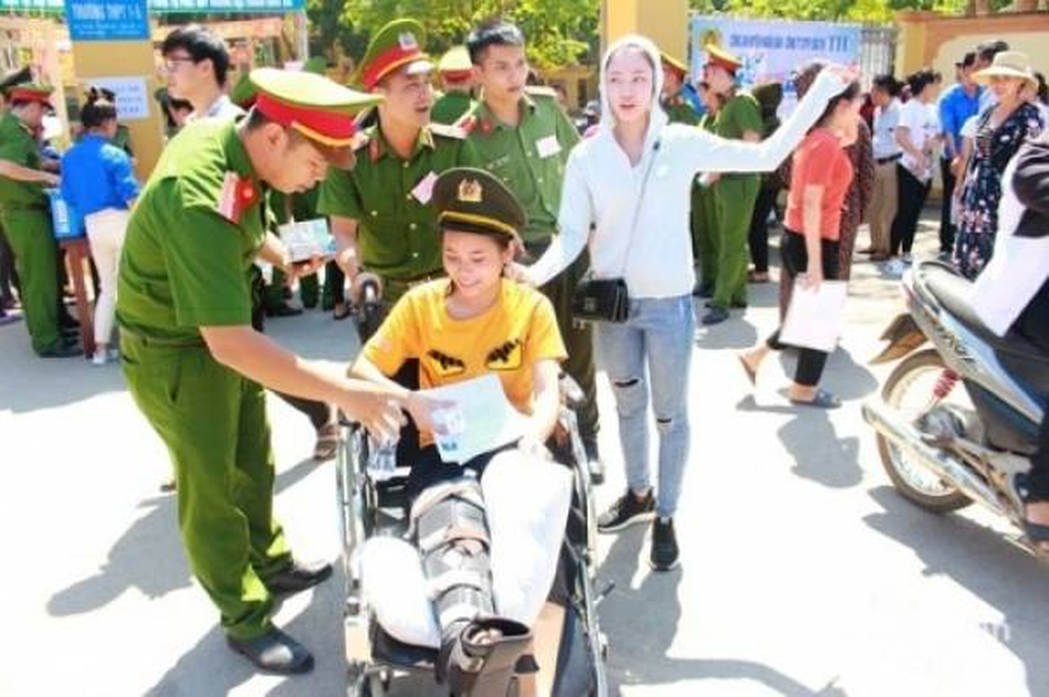 Dân mạng chia sẻ những hình ảnh, khoảnh khắc đẹp trong kỳ thi THPT - 4 Dân mạng chia sẻ những hình ảnh, khoảnh khắc đẹp trong kỳ thi THPT - 4