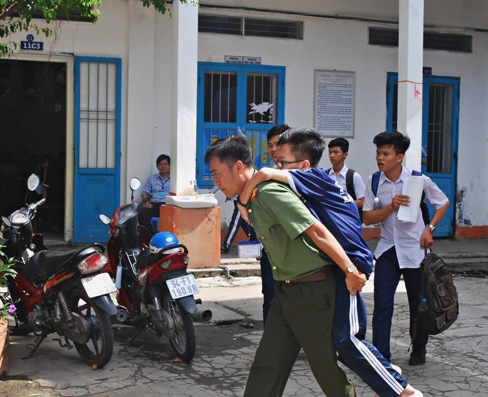 Dân mạng chia sẻ những hình ảnh, khoảnh khắc đẹp trong kỳ thi THPT - 8 Dân mạng chia sẻ những hình ảnh, khoảnh khắc đẹp trong kỳ thi THPT - 8