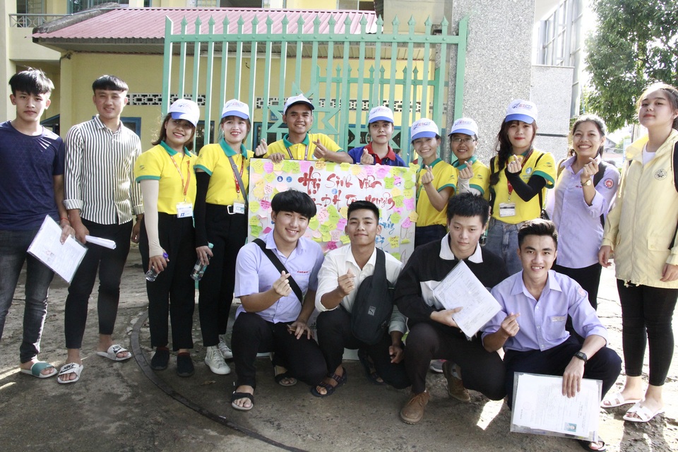 Những hình ảnh đẹp về tiếp sức mùa thi tại Đắk Lắk - 3 Những hình ảnh đẹp về tiếp sức mùa thi tại Đắk Lắk - 3