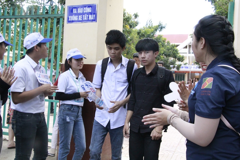 Những hình ảnh đẹp về tiếp sức mùa thi tại Đắk Lắk - 5 Những hình ảnh đẹp về tiếp sức mùa thi tại Đắk Lắk - 5