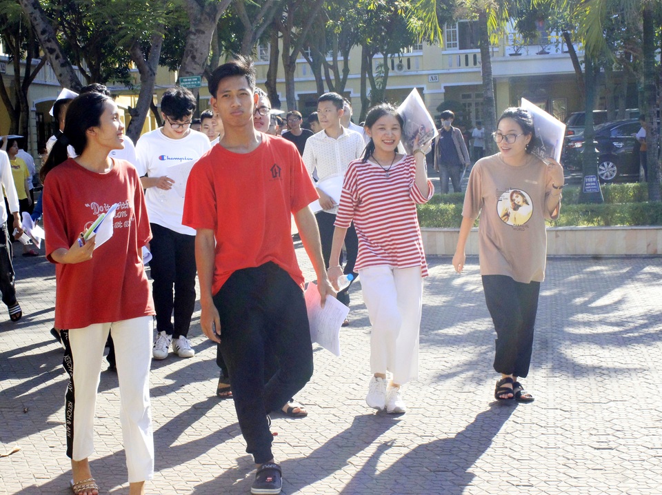 Rạng rỡ nụ cười xua tan nắng nóng mùa thi xứ Nghệ - 3 Rạng rỡ nụ cười xua tan nắng nóng mùa thi xứ Nghệ - 3