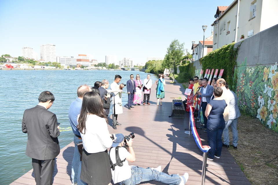Xuất hiện bức tranh tường khổng lồ của các hoạ sĩ Việt bên bờ sông Seine - Pháp - 7 Xuất hiện bức tranh tường khổng lồ của các hoạ sĩ Việt bên bờ sông Seine - Pháp - 7