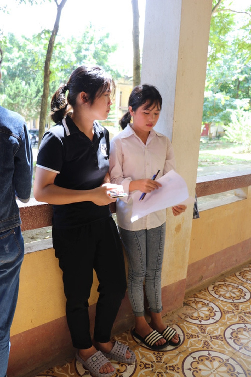 Cô bé người H’Mông trèo đèo, lội suối 20km thi THPT quốc gia - 3 Cô bé người H’Mông trèo đèo, lội suối 20km thi THPT quốc gia - 3