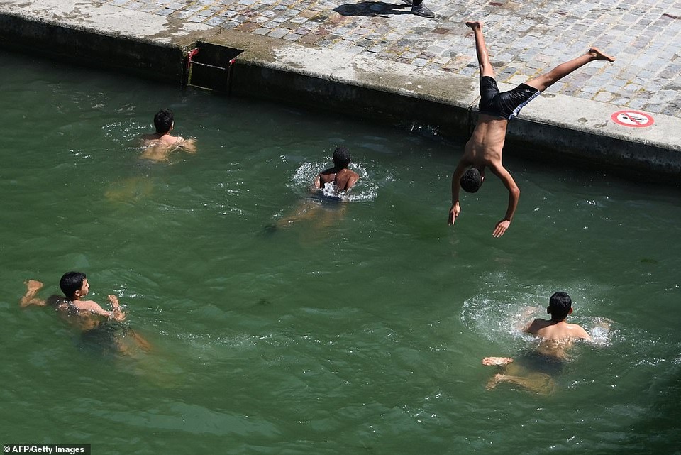 Châu Âu hứng nắng nóng vượt 40 độ C, mặt đường “như nổ bong bóng” - 9 Châu Âu hứng nắng nóng vượt 40 độ C, mặt đường “như nổ bong bóng” - 9