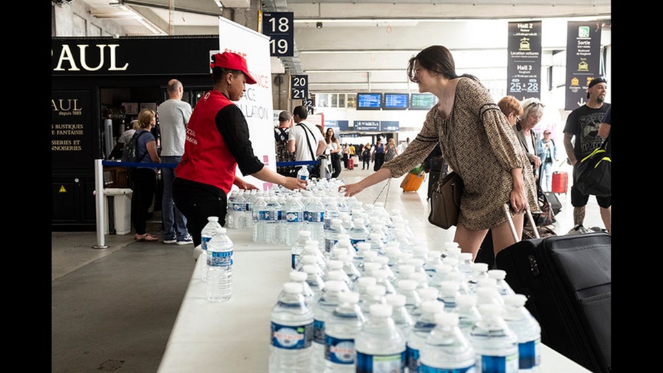 Muôn kiểu tránh nắng giải nhiệt trong mùa hè như thiêu đốt ở châu Âu - 16