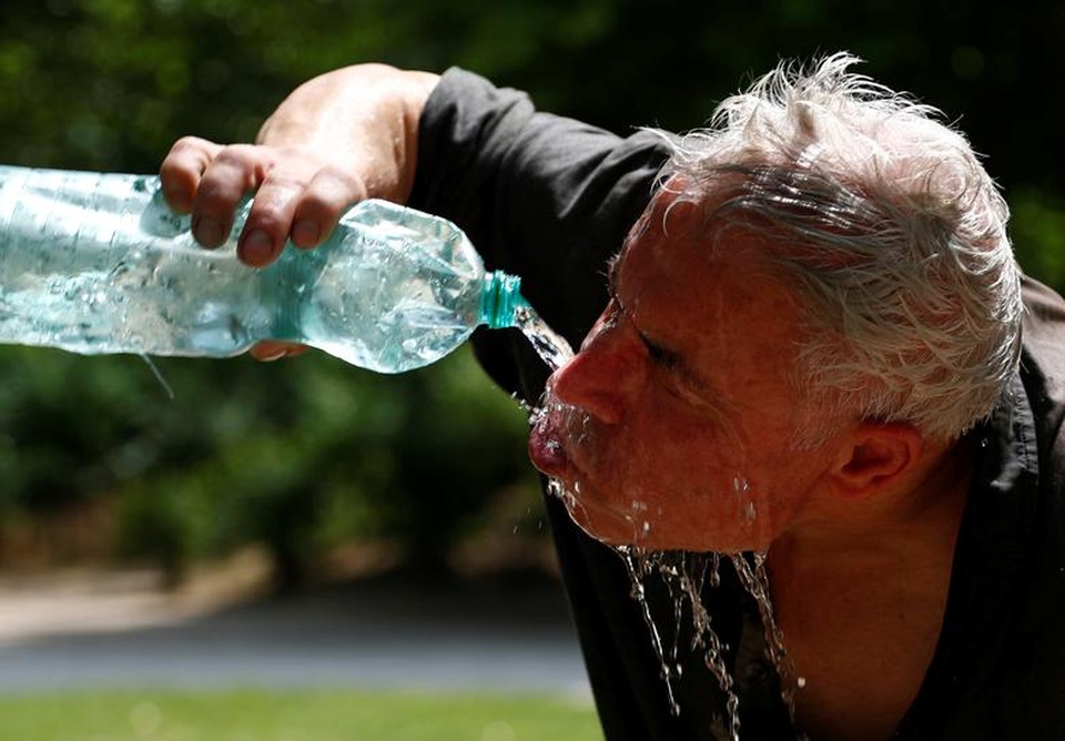 Muôn kiểu tránh nắng giải nhiệt trong mùa hè như thiêu đốt ở châu Âu - 4