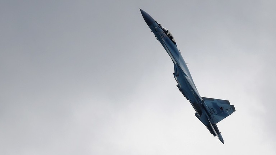 Màn nhào lộn mãn nhãn của “sát thủ bầu trời” Su-35S Nga - 1 Màn nhào lộn mãn nhãn của “sát thủ bầu trời” Su-35S Nga - 1