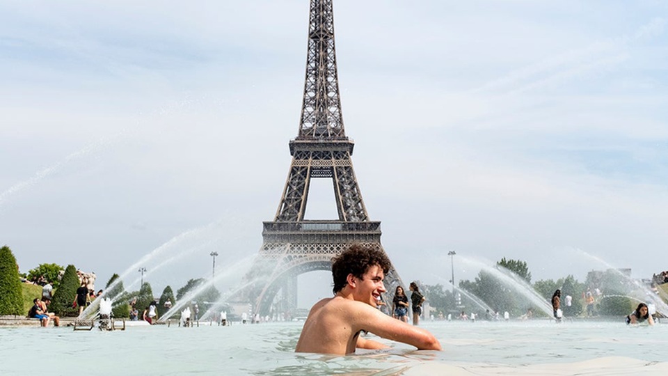 Muôn kiểu tránh nắng giải nhiệt trong mùa hè như thiêu đốt ở châu Âu - 8