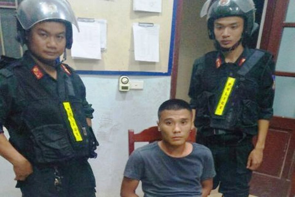 Tàng trữ vũ khí “nóng”, lao thẳng xe vào cảnh sát - 1