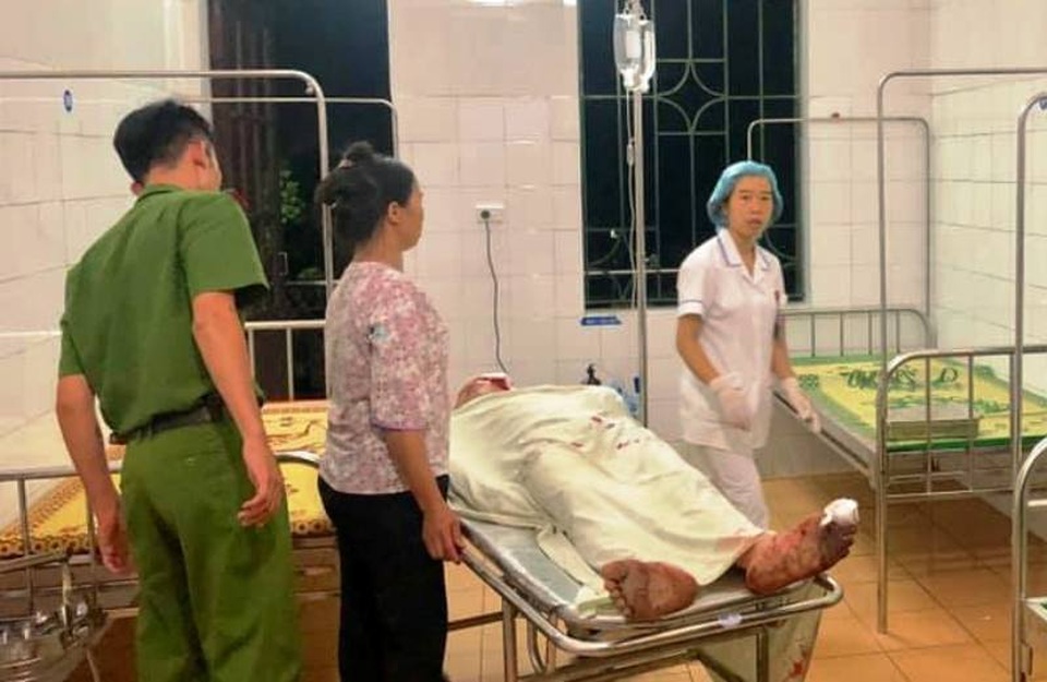 Nam thanh niên bị chém nhiều nhát khi đang đi trên đường - 1 Nam thanh niên bị chém nhiều nhát khi đang đi trên đường - 1