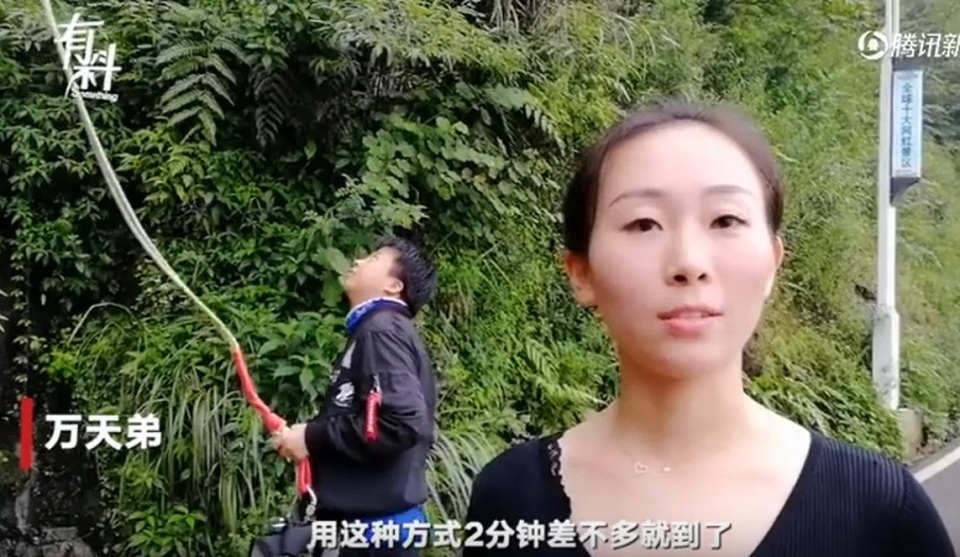Cô gái đu dây xuống núi xuống mỗi ngày để giao 200 suất ăn - 2 Cô gái đu dây xuống núi xuống mỗi ngày để giao 200 suất ăn - 2