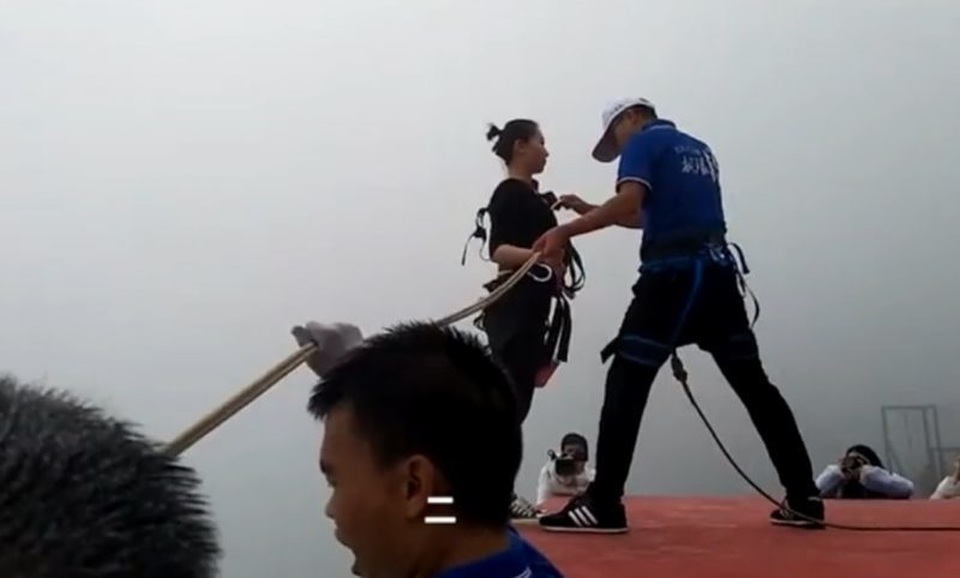 Cô gái đu dây xuống núi xuống mỗi ngày để giao 200 suất ăn - 3 Cô gái đu dây xuống núi xuống mỗi ngày để giao 200 suất ăn - 3