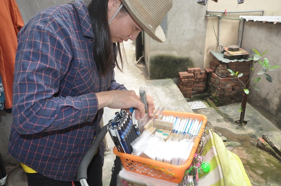 Chồng phụ bạc bỏ đi, để lại người vợ “sắp mù” phải ôm con tha phương đi bán tăm kiếm ăn - 7 Chồng phụ bạc bỏ đi, để lại người vợ “sắp mù” phải ôm con tha phương đi bán tăm kiếm ăn - 7