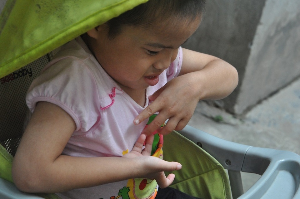 Chồng phụ bạc bỏ đi, để lại người vợ “sắp mù” phải ôm con tha phương đi bán tăm kiếm ăn - 10 Chồng phụ bạc bỏ đi, để lại người vợ “sắp mù” phải ôm con tha phương đi bán tăm kiếm ăn - 10