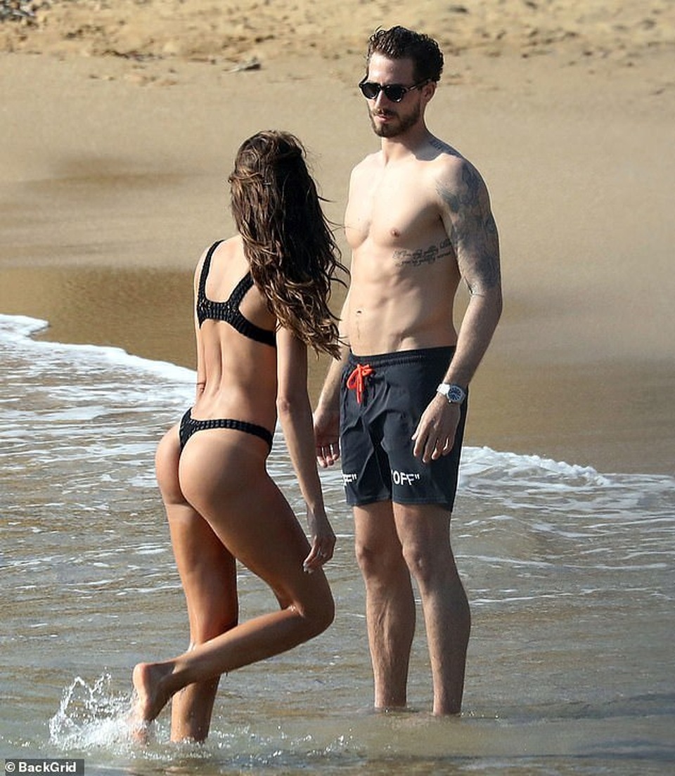 Izabel Goulart ôm chặt bạn trai kém 6 tuổi trên biển - 8 Izabel Goulart ôm chặt bạn trai kém 6 tuổi trên biển - 8