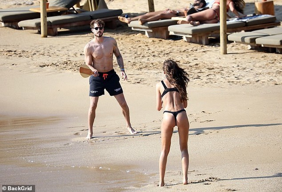 Izabel Goulart ôm chặt bạn trai kém 6 tuổi trên biển - 9 Izabel Goulart ôm chặt bạn trai kém 6 tuổi trên biển - 9