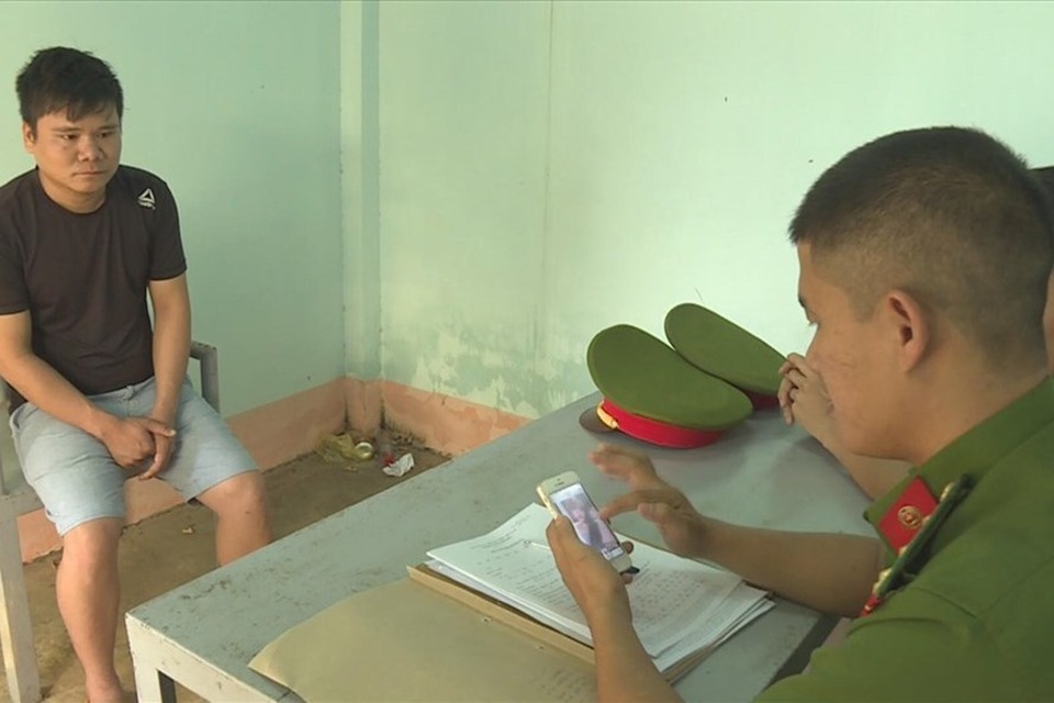 Bị tống tiền sau khi gửi hình nóng cho thanh niên giả gái - 1 Bị tống tiền sau khi gửi hình nóng cho thanh niên giả gái - 1